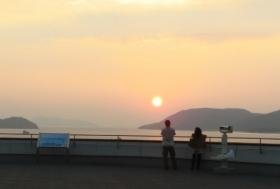 与島からの美しい夕日