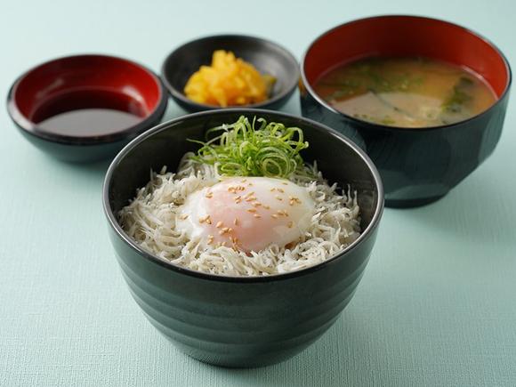 淡路島産釜揚げしらすと温玉丼