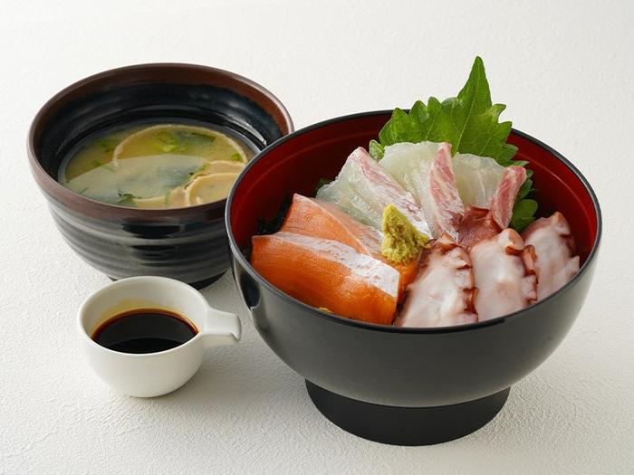 海鮮丼（季節によって魚変更）