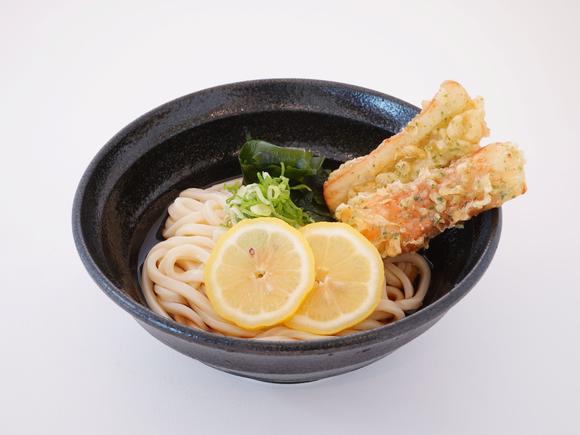 瀬戸内レモンと竹やん天ぷらの冷やしぶっかけうどん